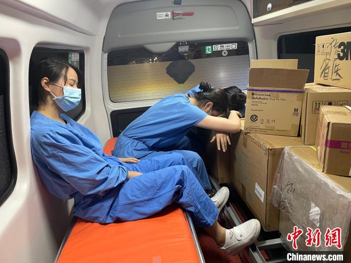 广东省人民医院支援核酸采样队伍结束工作后，在返程路上的救护车里休息。广东省人民医院供图 广东省人民医院 摄