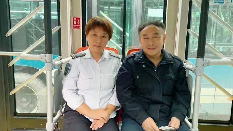 【中国红·齐鲁行】风雨同车19年，公交夫妻每年国庆都同在车厢度过