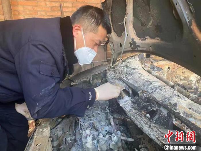 图为民警勘查被焚毁的车辆。 上党区融媒体中心供图 图为民警勘查被焚毁的车辆。 上党区融媒体中心供图