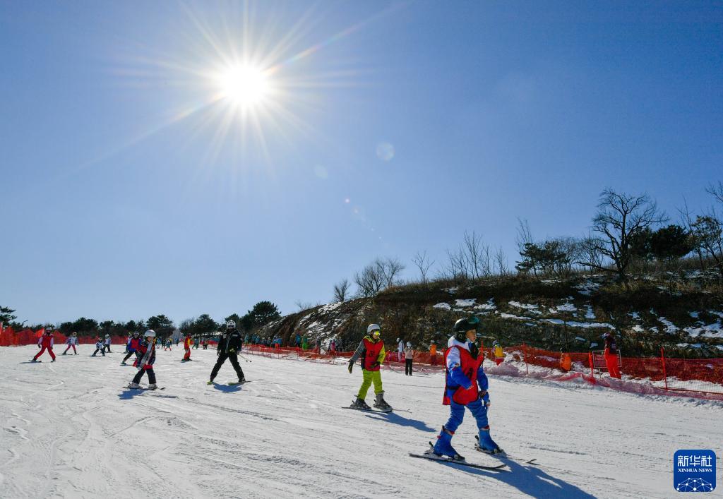 　　在天津蓟洲国际滑雪场，教练与小朋友在雪道上练习滑雪（2月20日摄）。新华社记者 孙凡越 摄