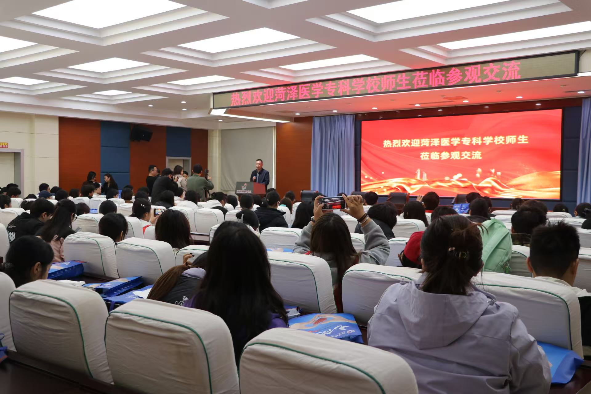 “献血传递希望 携手挽救生命”菏泽市中心血站举行大学生开放日活动