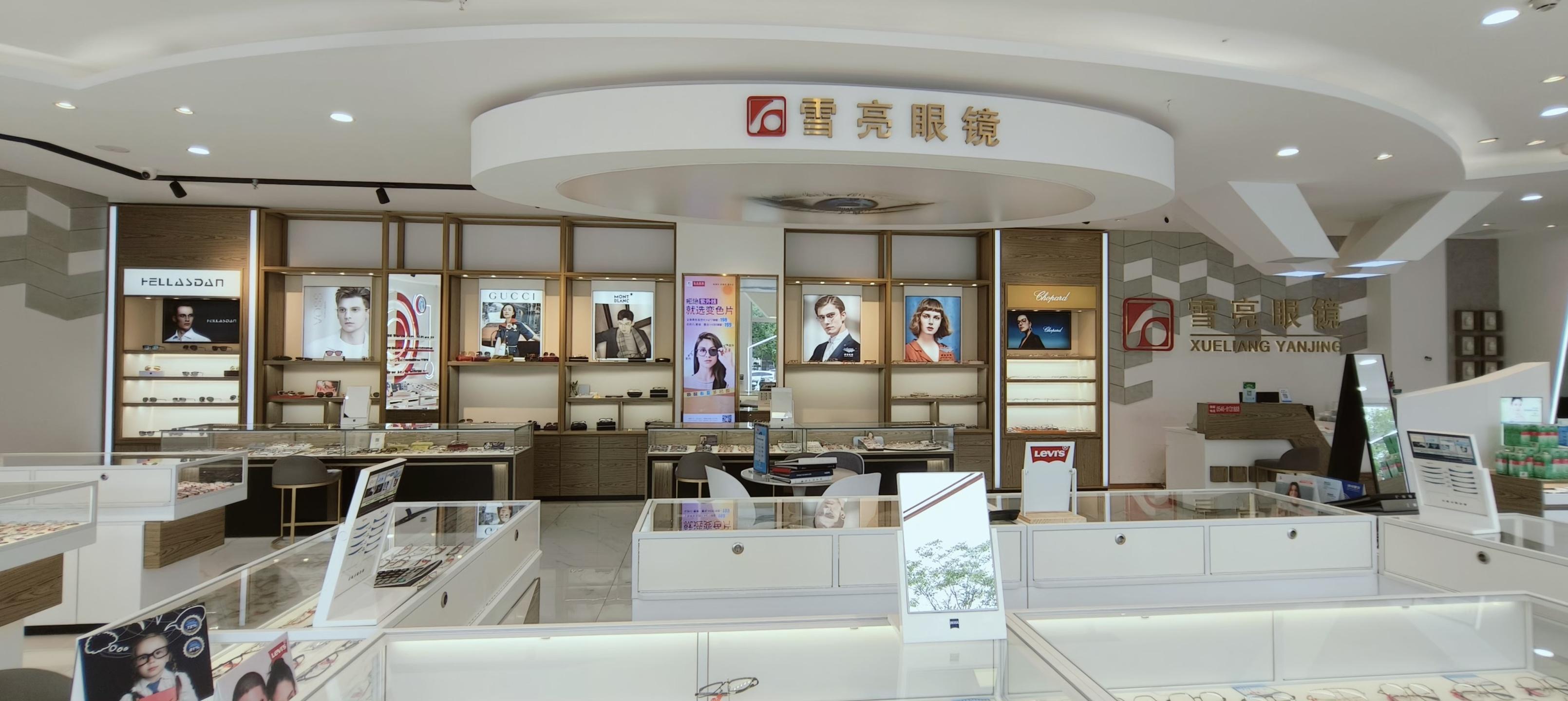 第二段：选镜架与镜片&mdash;&mdash;东营配眼镜时如何兼顾外观、参数与预算：镜架展厅全景02