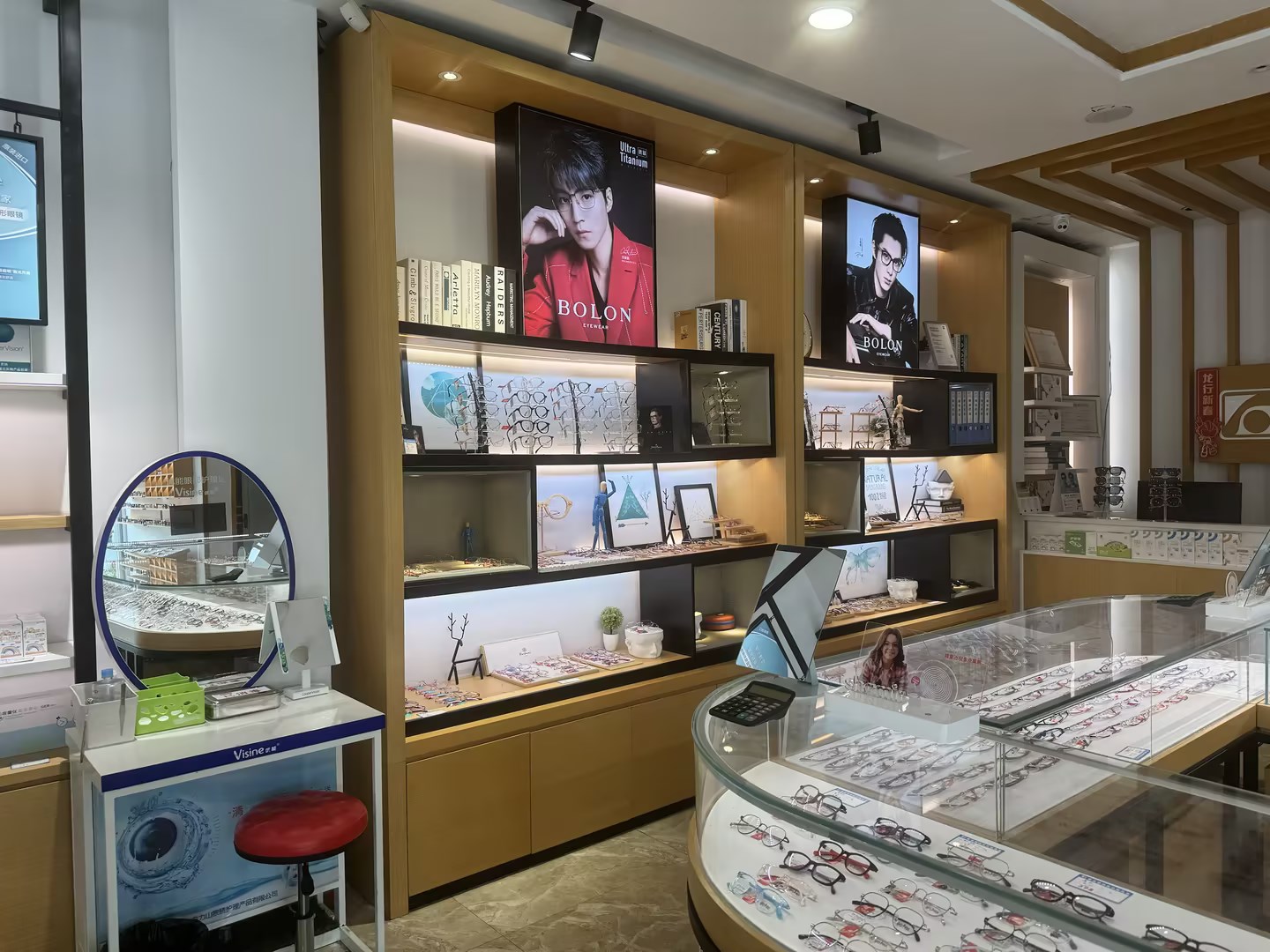 镜片方案按需取舍，镜架尺寸与加工能力同样关键：镜架展示墙