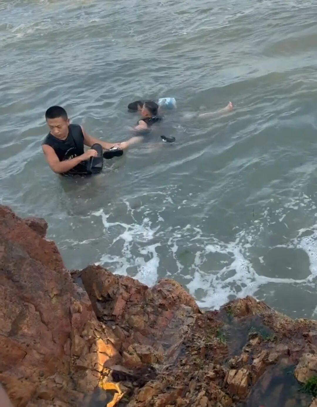 赵龙龙下海救母子俩.jpg