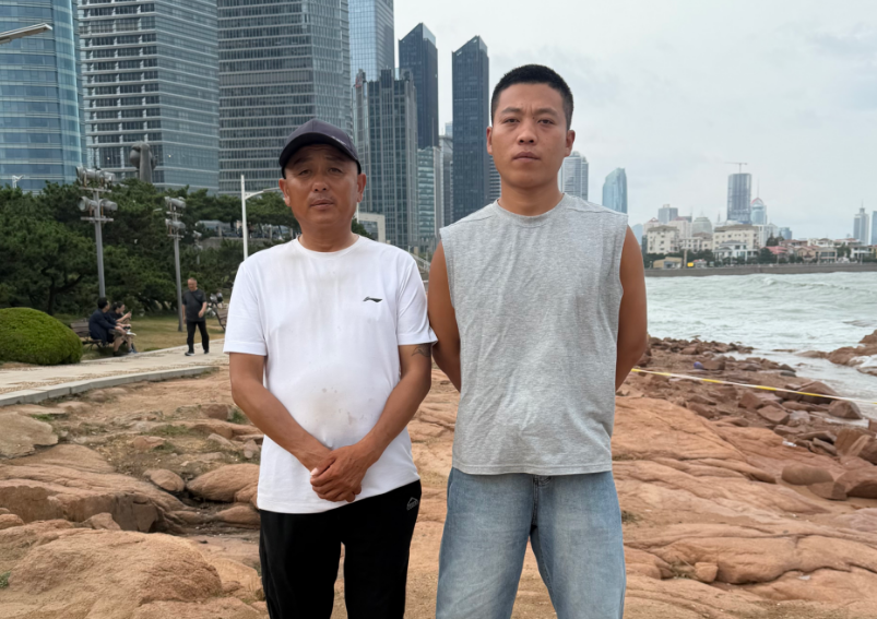 赵龙龙（右）和父亲张新军.png