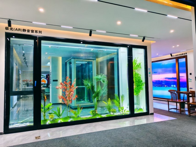 展厅中可供比较的门窗样品
