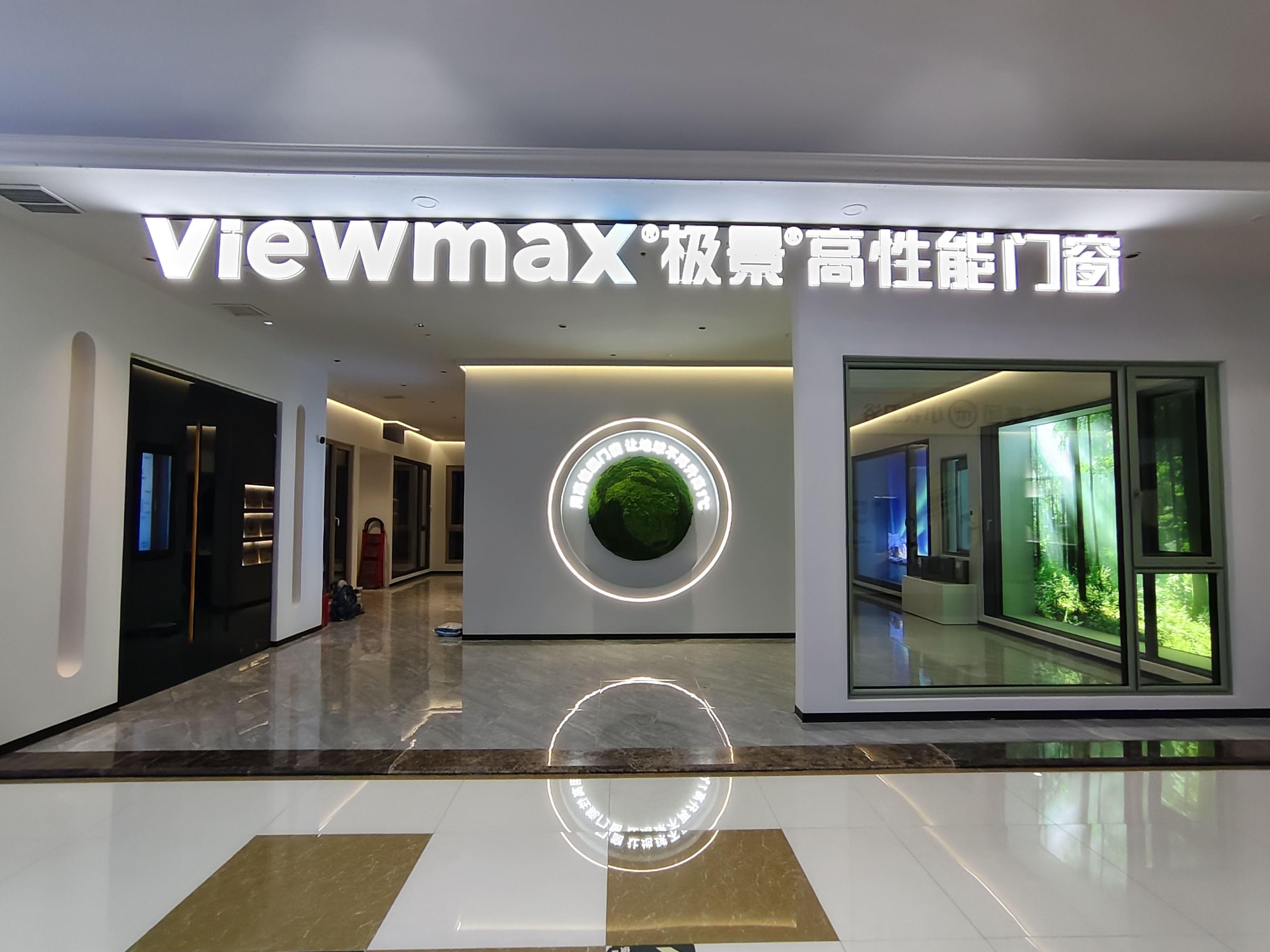 烟台极景高性能门窗展厅门头与样窗