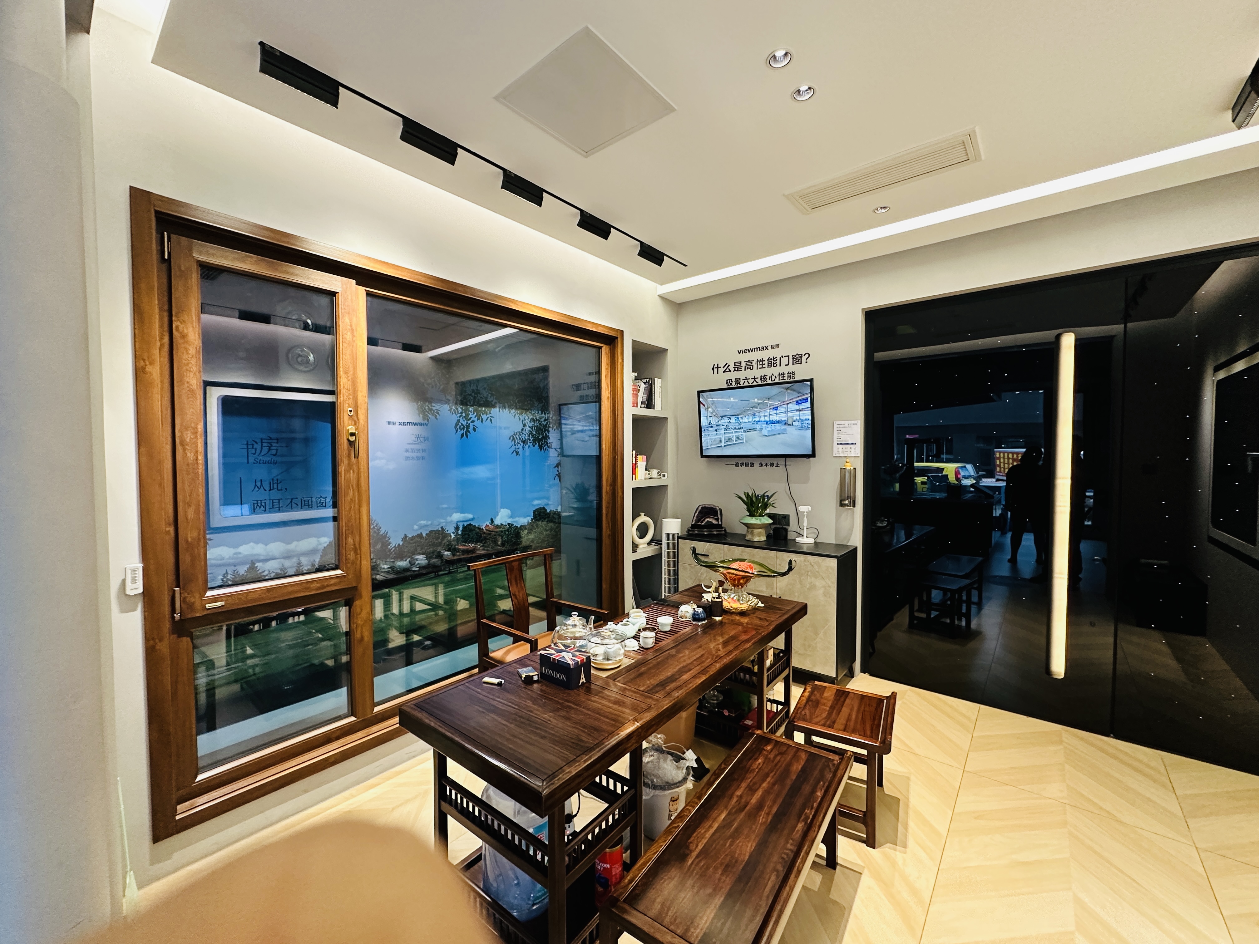 极景高性能门窗门店公开的展厅或样窗现场资料
