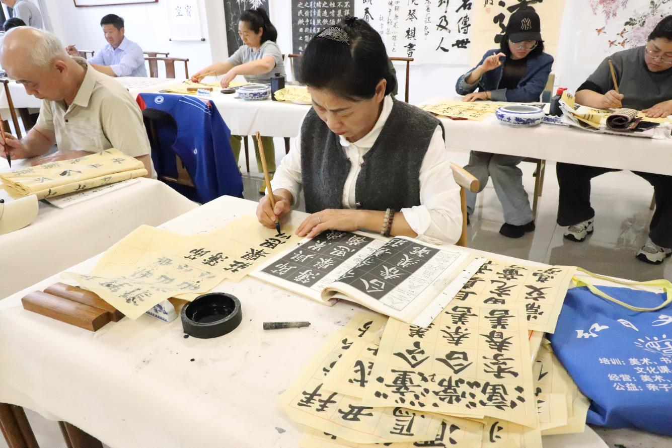 【文润潍坊 基层芬芳】潍坊安丘经济开发区青龙湖社区: 文化建设指导员扎根颐乐学院 让居民近享优质文化服务 - 区县 - 潍坊频道